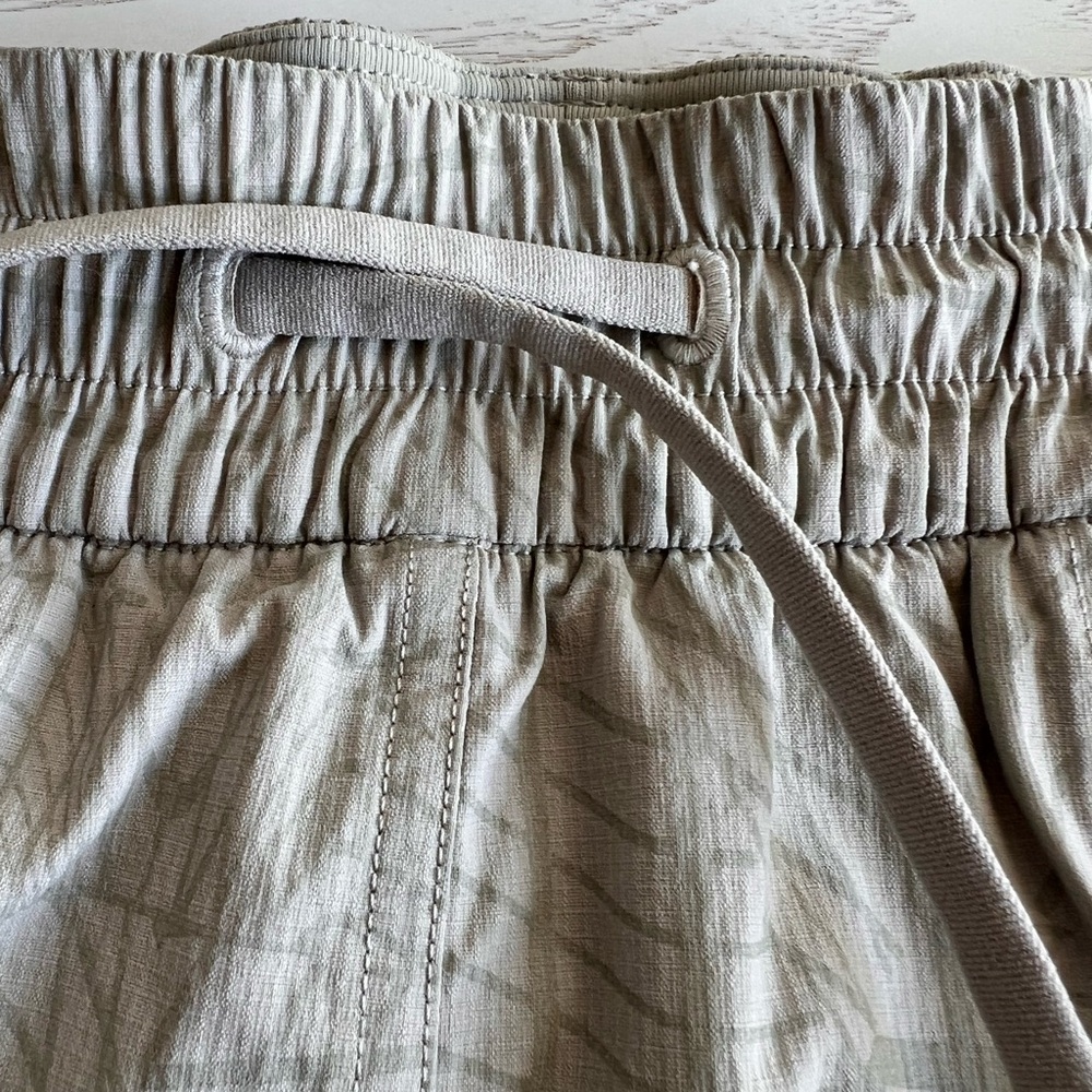 Nwot Lululemon Beige Patterned Drawstring Shorts - image 4